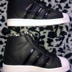ICONIC ADIDAS SUPERSTAR SHOES WITH A FLUFFY LINING